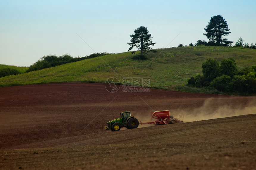 田地里的拖拉机乡村农业机器车辆季节栽培农民机械场地农田图片