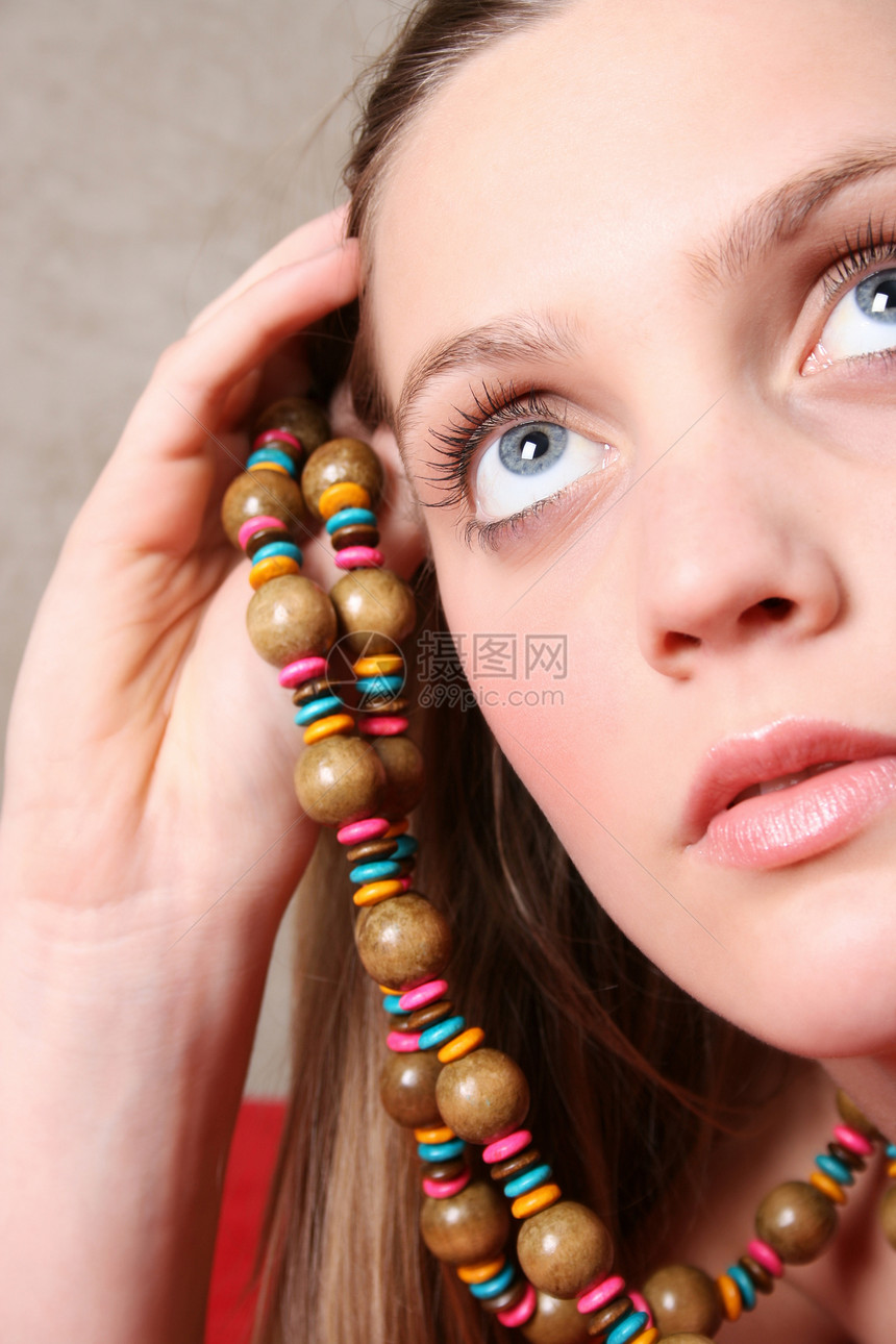 女性模型细绳首饰珠饰金发姿势化妆品青少年皮肤项链眼睛图片