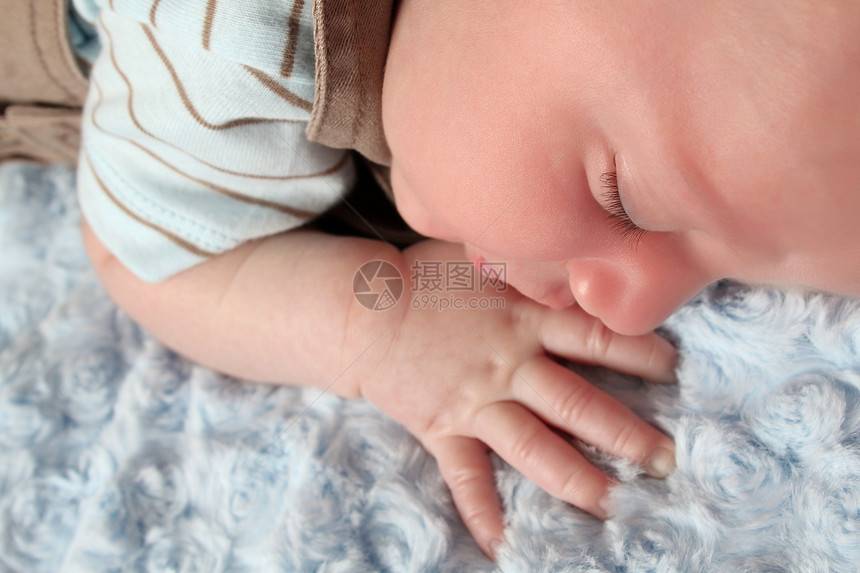 睡觉婴儿男生毯子白色孩子男性保护工作室新生儿子睡眠图片