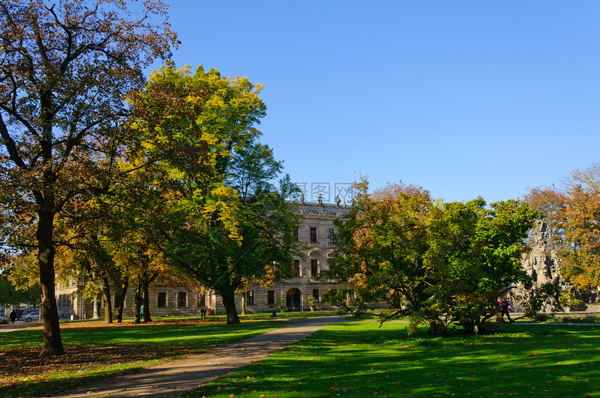Erlangen 德国秋季叶子绿色公园大学城堡天空树木红色蓝天花园图片