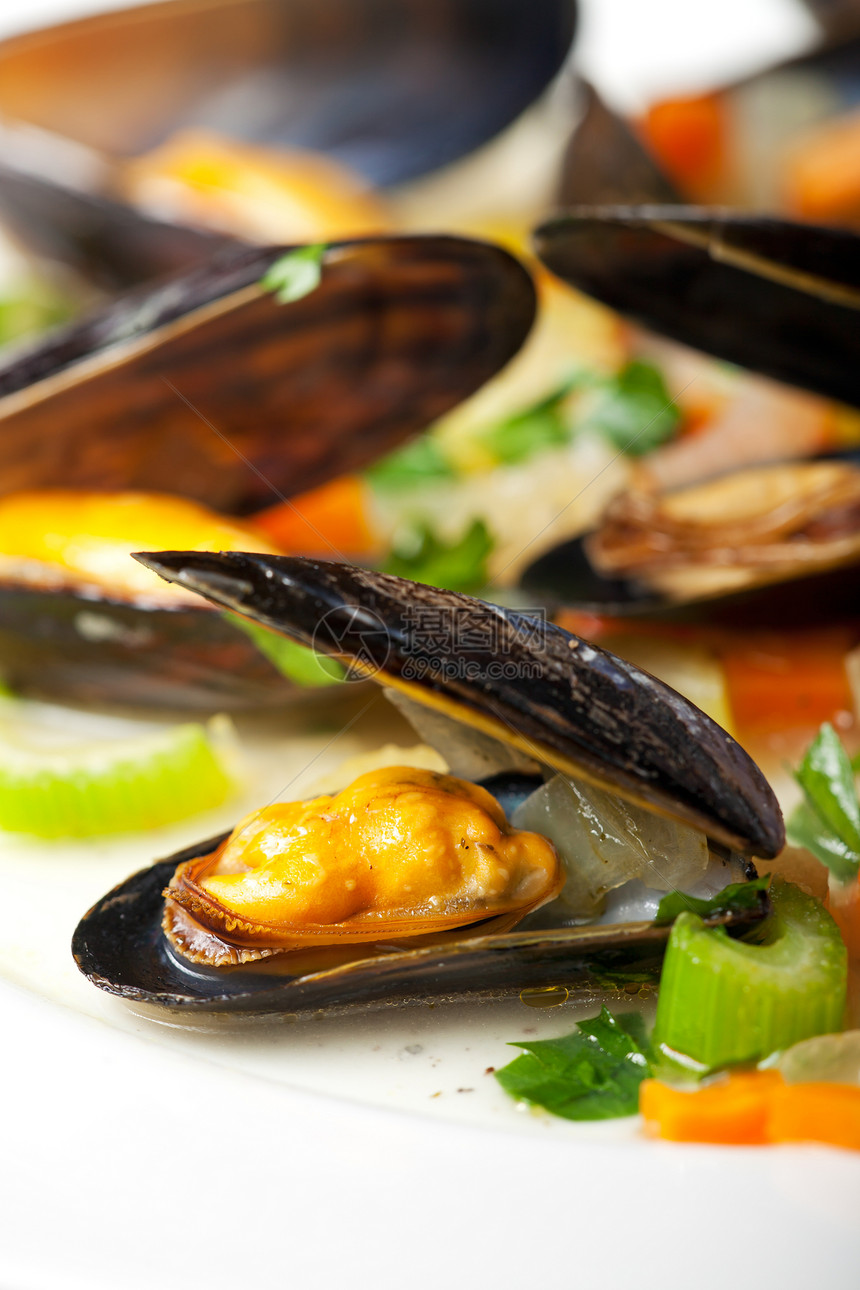煮熟的贝贝类和蔬菜加红酒酱贝类宏观芹菜食物季节性盐水洋葱阴影白色海鲜图片