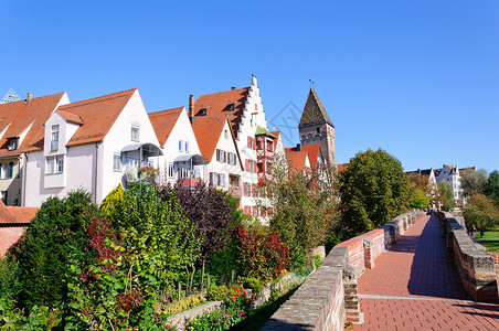 德国Ulm房屋晴天旅游蓝天游客尖塔城市尖顶景观长廊背景图片