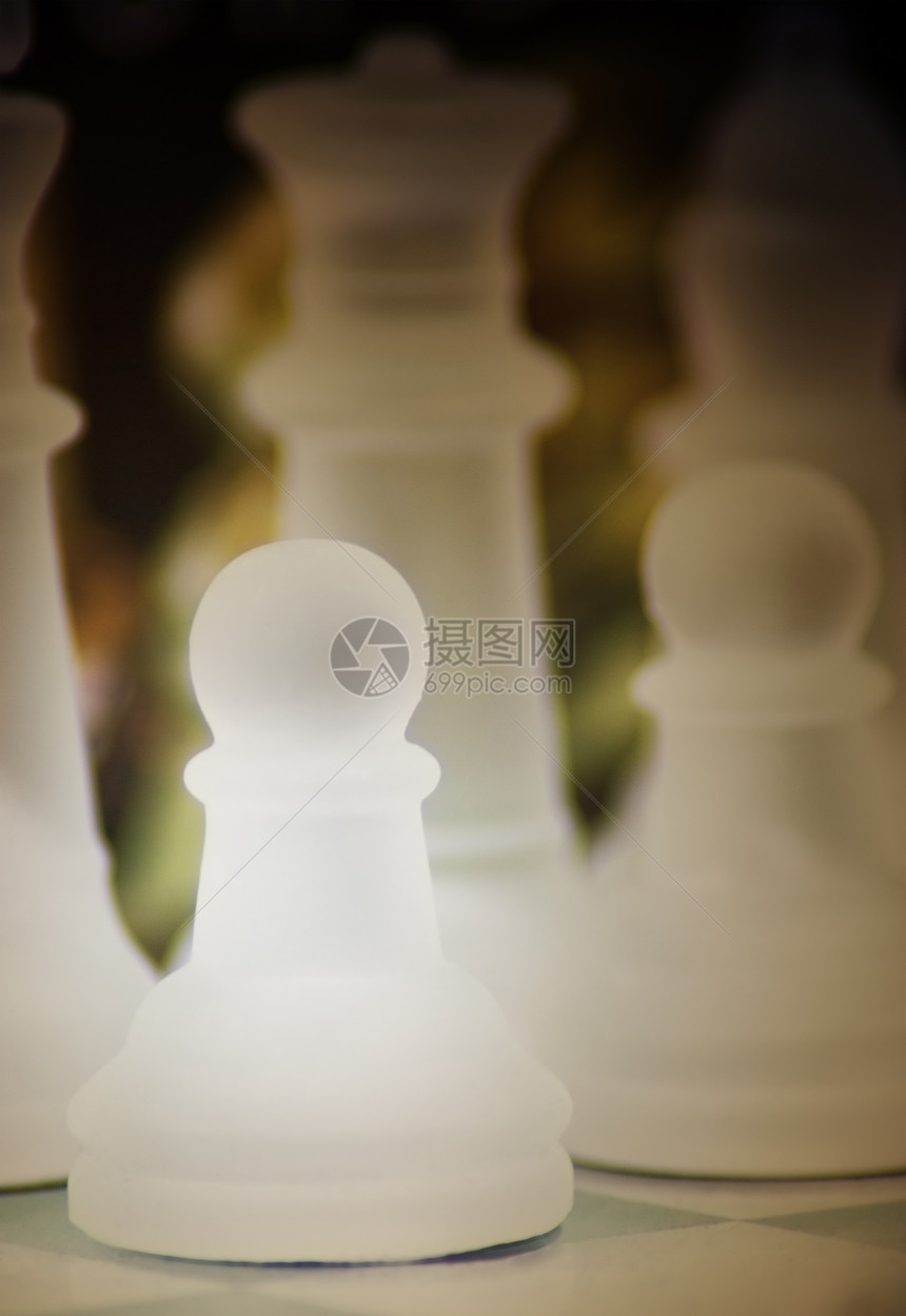 棋子男人宏观竞赛游戏战略玻璃棋盘骑士正方形白色图片