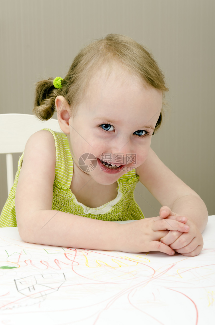 小女孩微笑情绪化头发女儿童年喜悦幸福白色快乐乐趣孩子图片