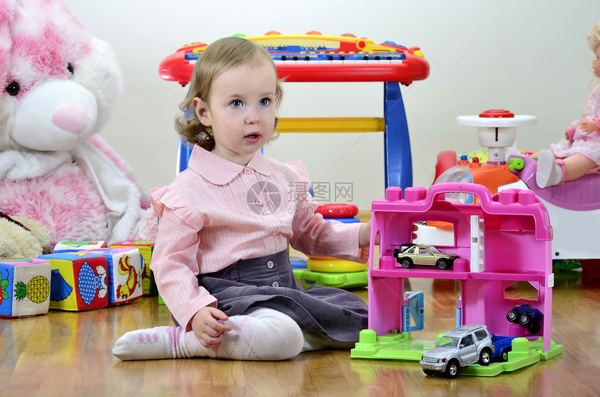 小女孩在房间里玩玩具 玩车的童年乐趣儿童立方体女孩钢琴电子女儿汽车娃娃图片
