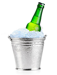 冰中的啤酒饮酒者酒保液体冷却器玻璃立方体蓝色正方形反射水滴背景