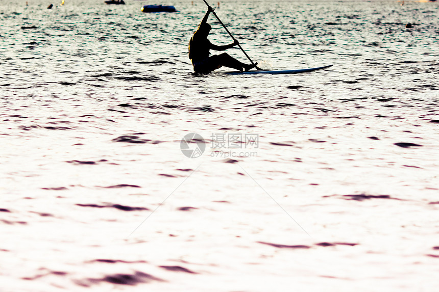 水面上的光影男人假期活动运动冲浪海洋天空乐趣海浪木板图片