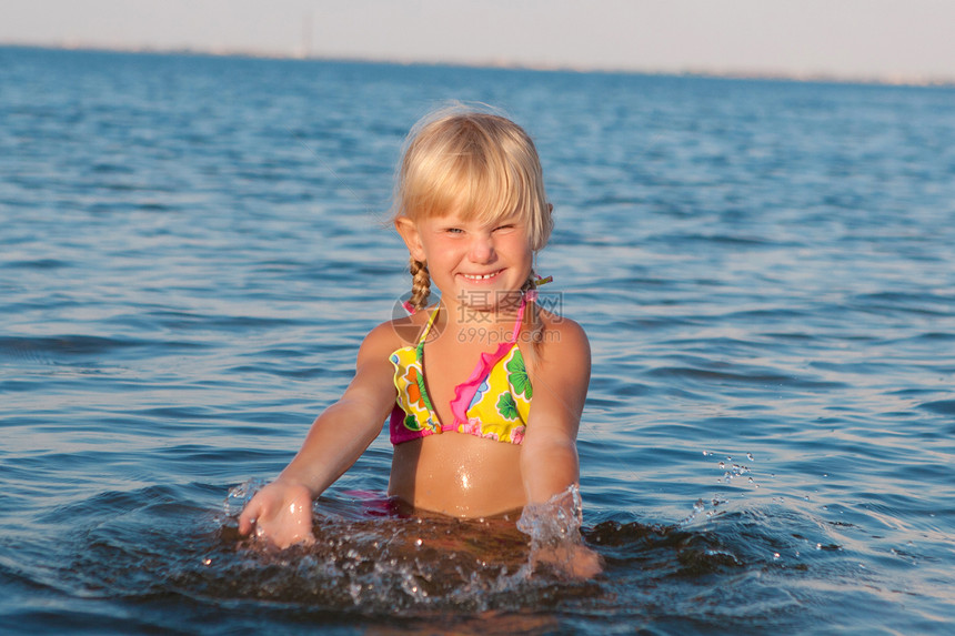 在水中喷溅的孩子阳光飞溅游泳太阳套装天空微笑游戏乐趣美女图片