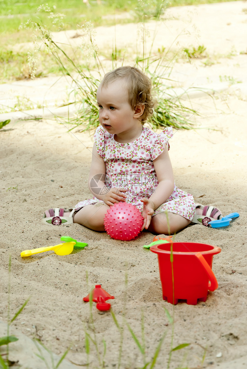 小女孩在沙箱里玩耍沙坑童年盒子操场女儿乐趣公园孩子闲暇喜悦图片