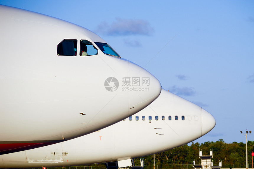 机场飞机航空民间客机运输蓝色假期座舱空气飞机场货物图片