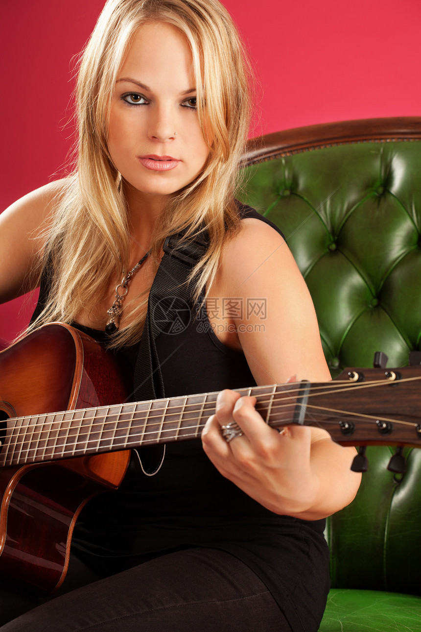 年轻妇女弹吉他娱乐原声女孩吉他手乐器音乐闲暇音乐家成人工作室图片