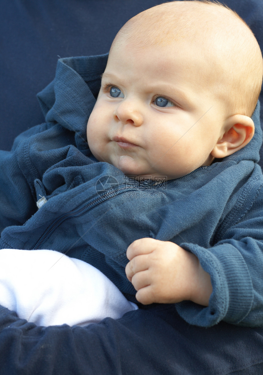穿蓝外套的新生儿小婴儿图片