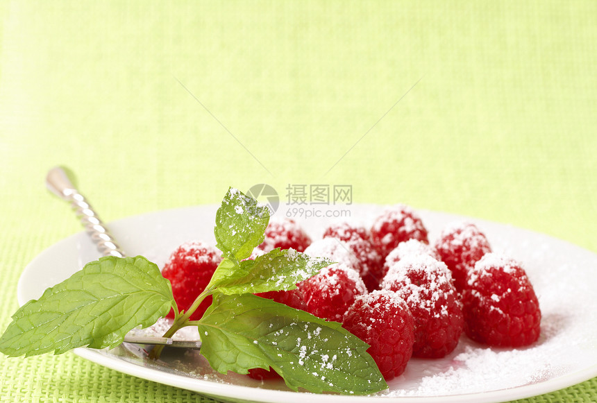 带薄荷的新鲜草莓甜点生产飞碟浆果营养素食物健康饮食营养饮食覆盆子维生素图片