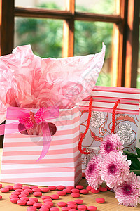 两袋带粉红色糖果的礼物袋包装展示惊喜粉色庆典生日纸盒蝴蝶派对背景图片