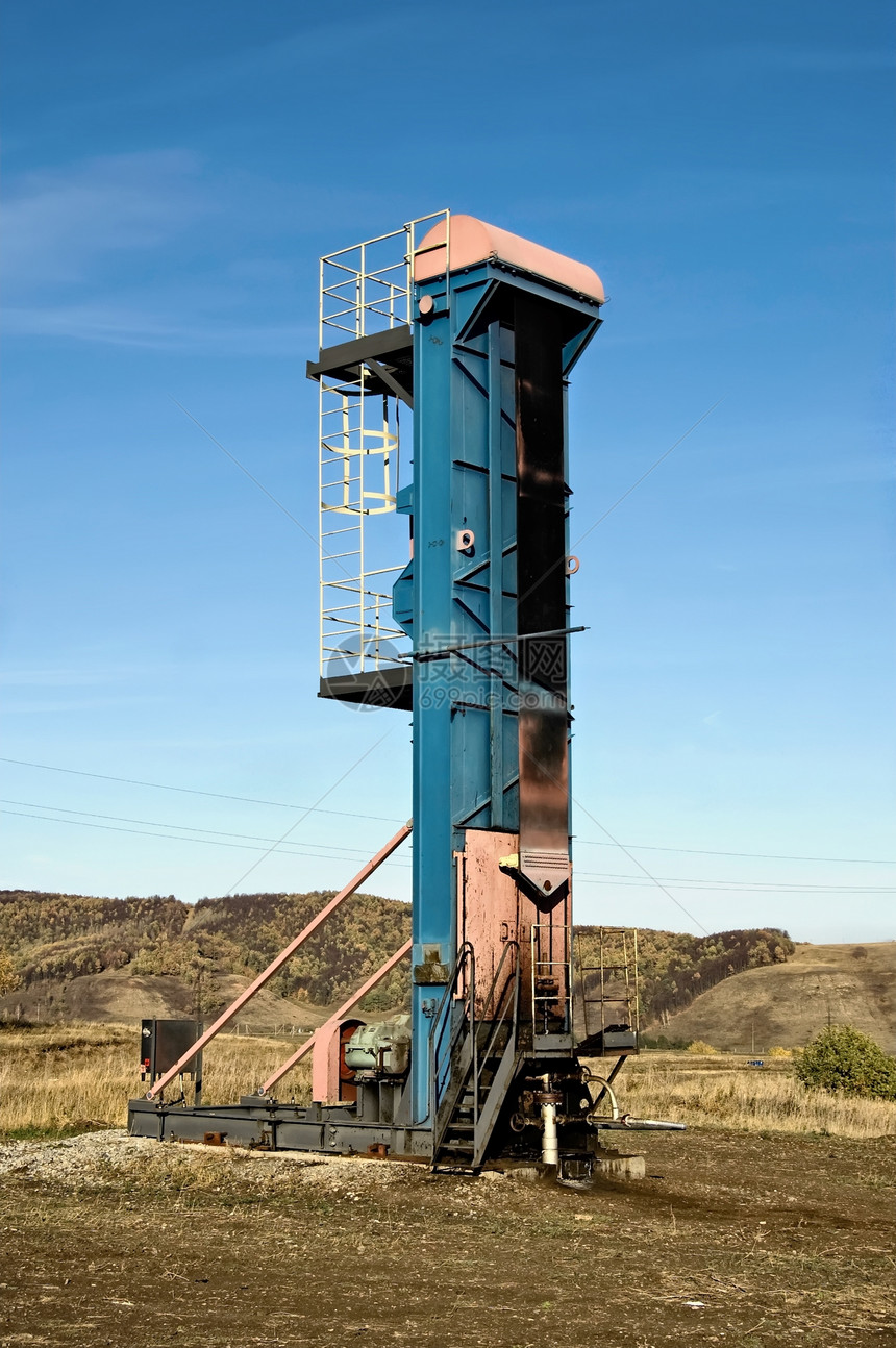 垂直摇滚萃取爬坡蓝色油田土地机器油井财富天空力量图片