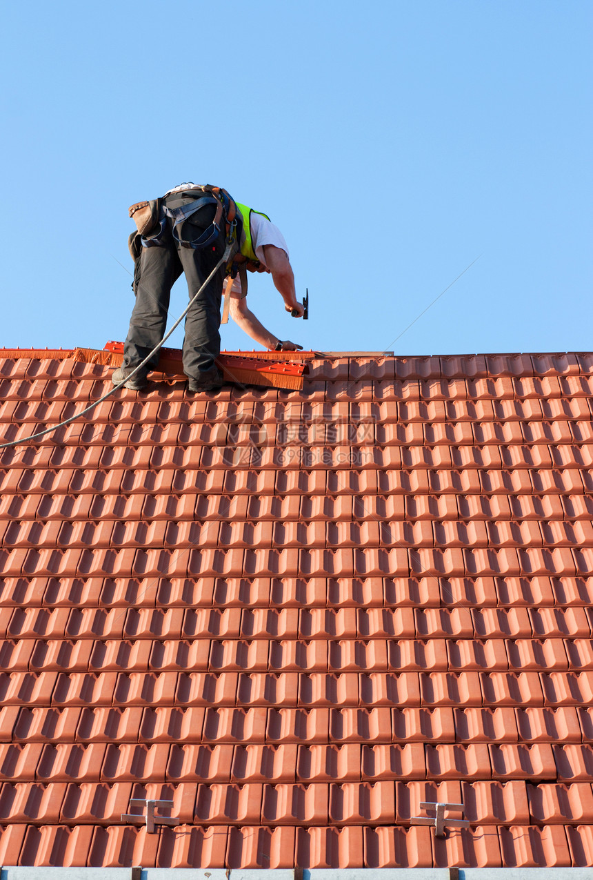 屋顶工艺工作木匠作品手工业男人建筑木头瓷砖工人图片