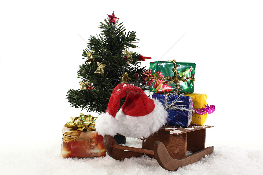 圣诞树下面的雪橇和礼品图片