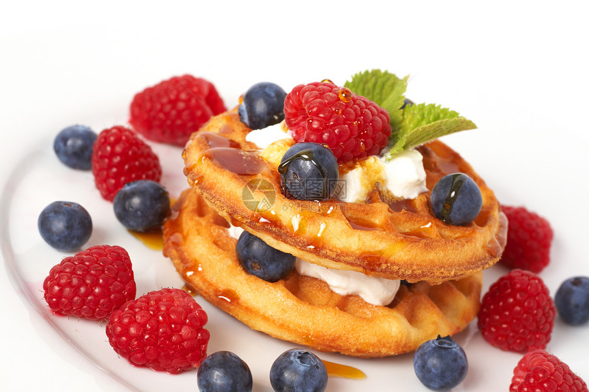 比利时果浆和奶油华夫饼蓝色饮食小吃早餐食物覆盆子浆果味道营养盘子图片