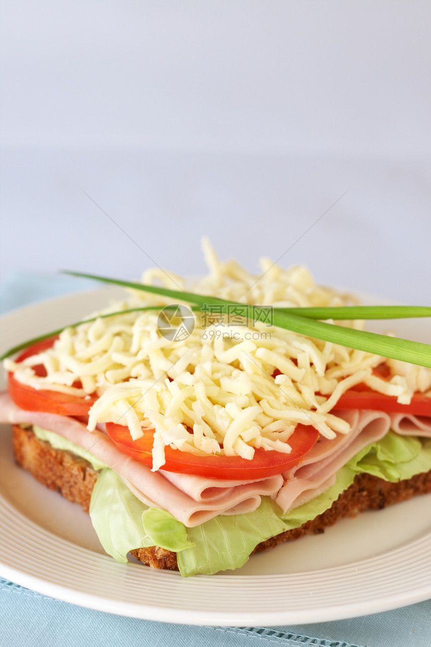 美味火腿 番茄和奶酪三明治食物木板餐巾纸牛肉桌子木头香葱晚餐叶子营养图片