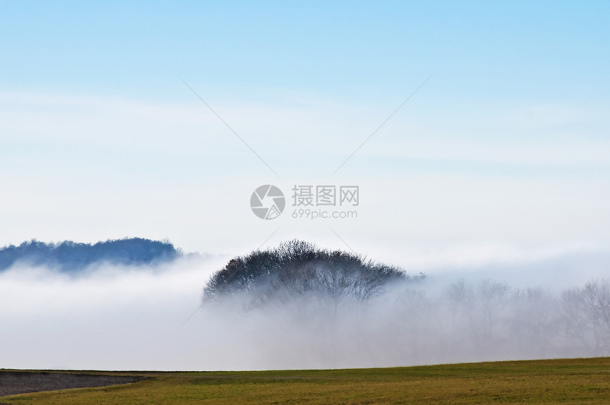 秋天降雾阴霾湿度草地高地天空天气蓝色薄雾季节性图片