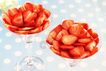 杯中草莓圆点沙拉蓝色水果浆果熟食宏观饮食红色白色高清图片