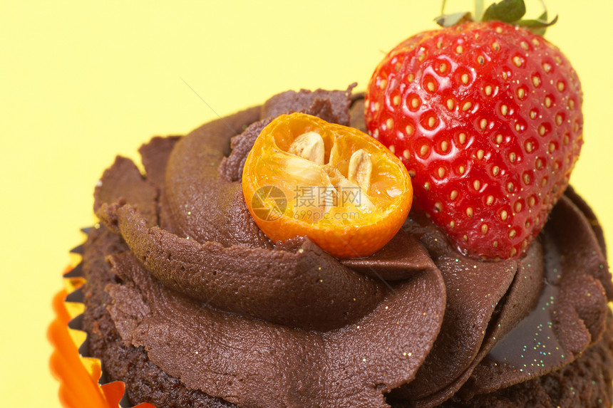 巧克力蛋糕加草莓烹饪糕点派对水果美食餐饮奶油烘烤橙子美味图片