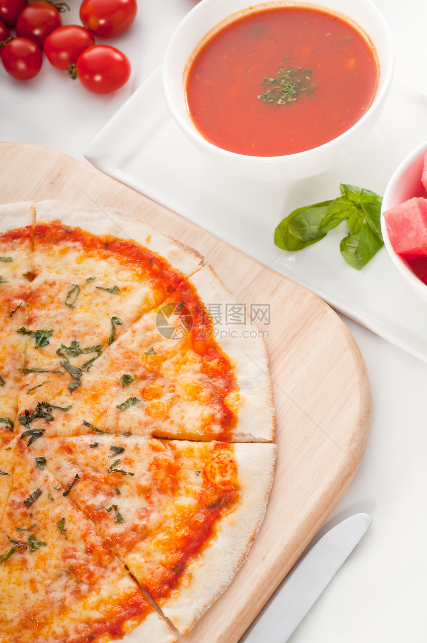 意大利原薄皮比萨营养脆皮蔬菜红色小吃午餐食物圆圈健康绿色图片