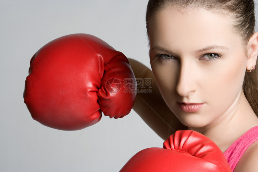 女拳手侵略疼痛运动员眼神拳击伤害拳击手痛苦灰色运动图片