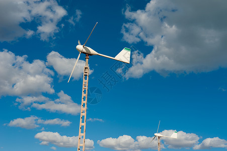 小型家庭风力发电机生态住宅晴天蓝色水平天空来源旋转涡轮螺旋桨背景图片