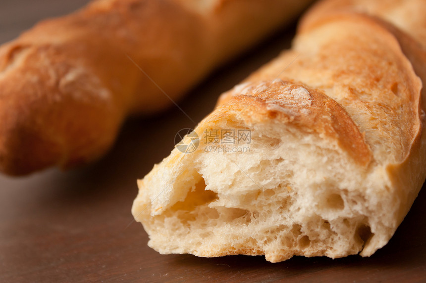 结壳式法国巴格特脆皮硬皮饮食玉米棕色厨房面包早餐美食食物图片