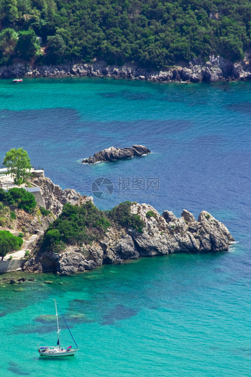 希腊科孚岛的湾岩石石头场景微风蓝色爬坡避难所海岸海洋纪念碑图片