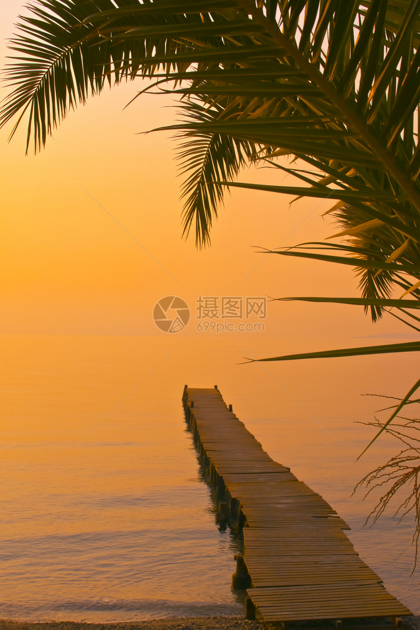 美丽的海滩日出景色海浪边缘游客日落反射微风天空海景热带蓝色图片