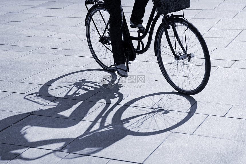 自行车和阴影现实生活水平运动运输图片