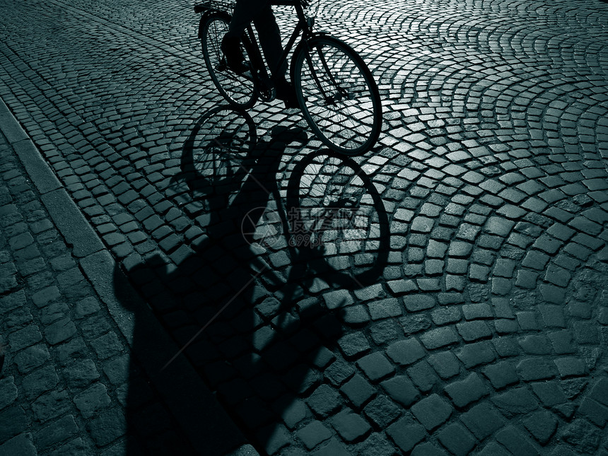 黑暗中的自行车图片