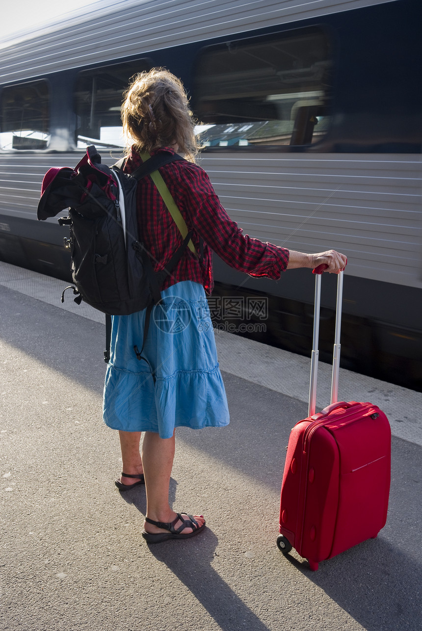 带滚筒袋的妇女乘客行李日光时间生活运输城市通勤者滚筒手提箱图片