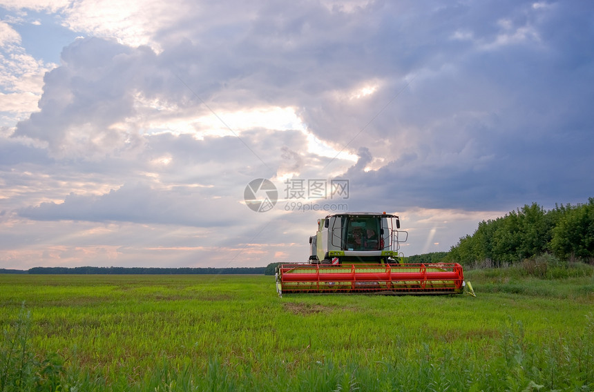 大组合灰尘活力农业季节蓝色收成草原农场拖拉机力量图片