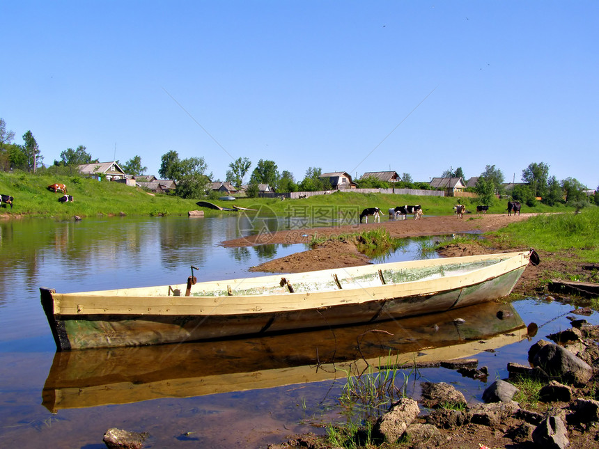 靠近村庄的木木船蓝色环境林地桦木栅栏远景国家生态渔民支撑图片