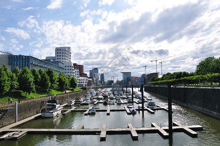 德国杜塞尔多夫摩托艇船舶摩天大楼观光街道游客河港建筑物风景港口背景
