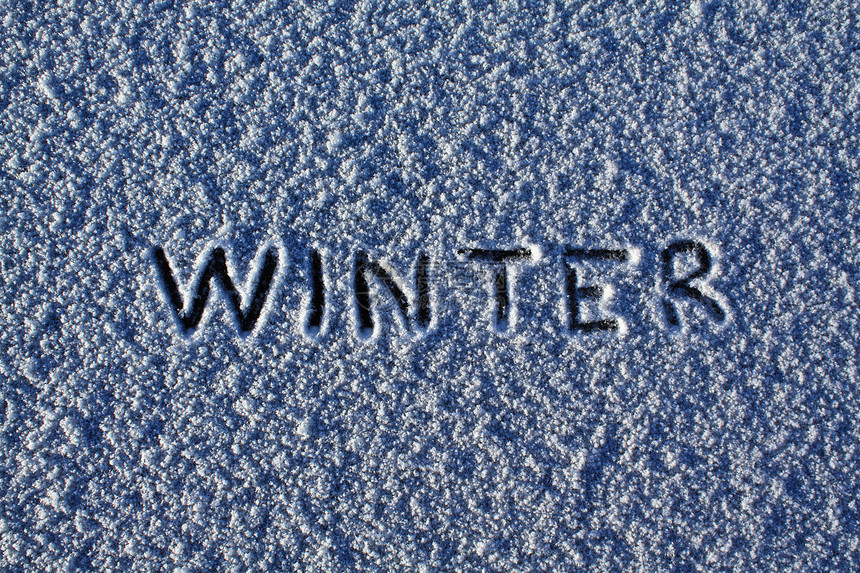 冰湖上的雪粒状书法季节宏观蓝色阳光照射阴影白色水晶数字图片