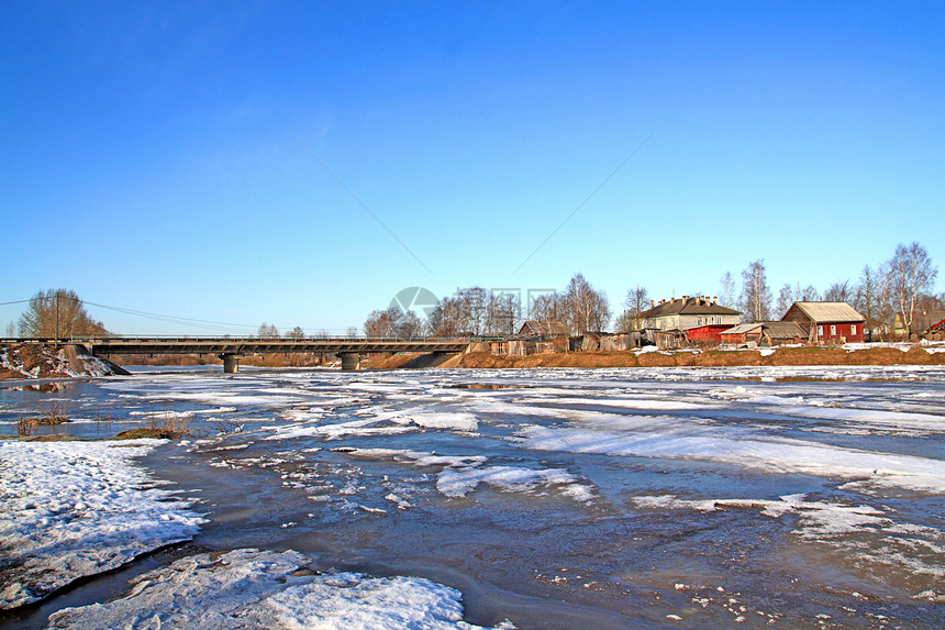 河上冰雪的驱动力天空海岸天气寒冷风景太阳寒意蓝色城市季节图片