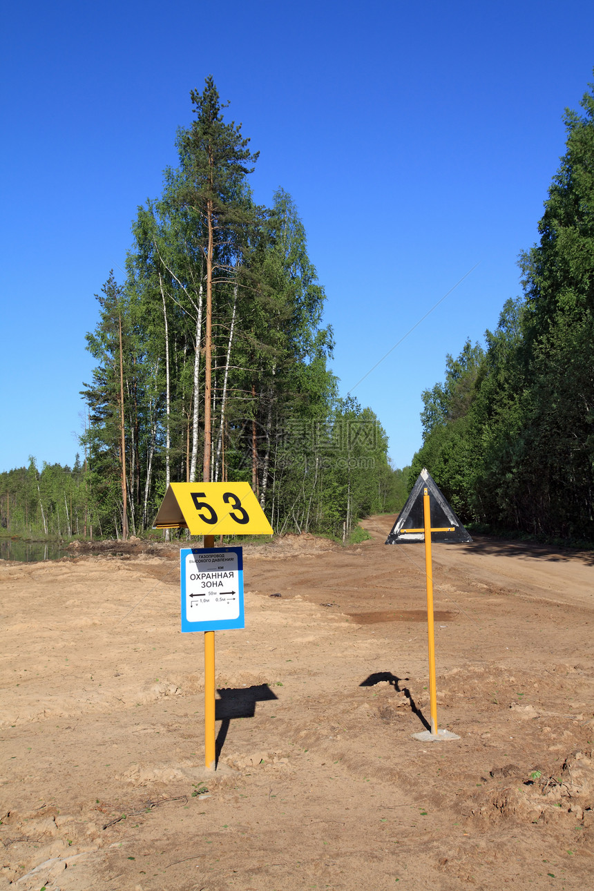 燃气管上的编号松树警告运输黄色气体途径云杉木头蓝色图片