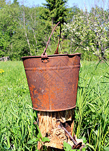 旧生锈桶棕褐色洗衣农场园艺场景金属风化斑点瘢痕橙子高清图片