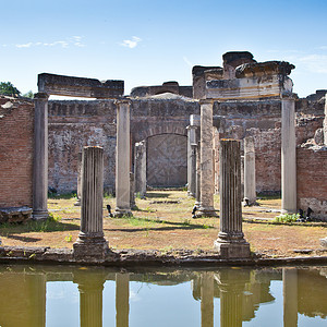 罗马柱地标皇帝遗产旅游反射旅行场景城市别墅纪念碑高清图片