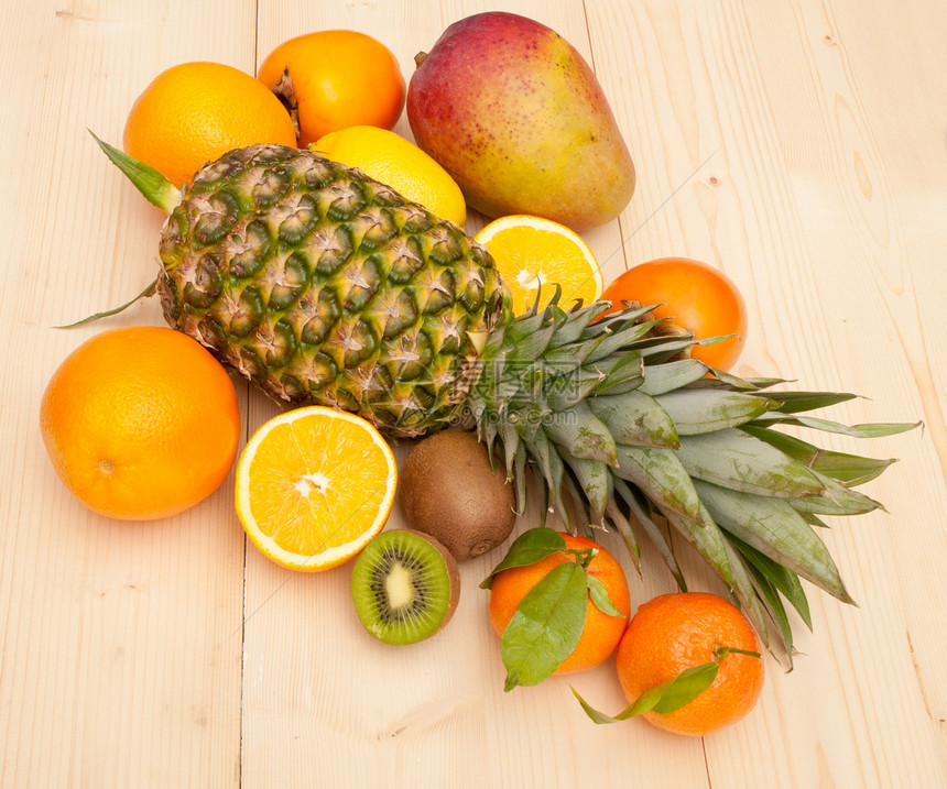 热带水果营养食物饮食桌子橘子木头绿色奇异果橙子图片