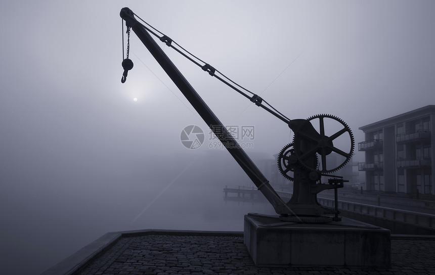 一个雾雾的清晨Crane图片