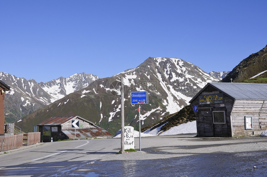 瑞士的奥伯拉普通行证蓝天山脉冰川街道通行证风景道路天空图片