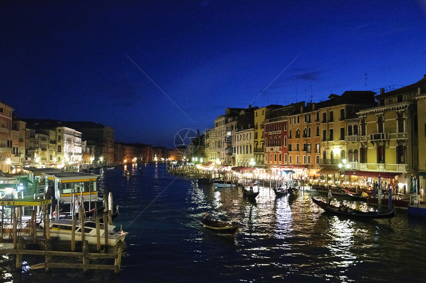 威尼斯晚上在意大利日落出租车古迹天空房屋街道建筑街区夜景风景图片
