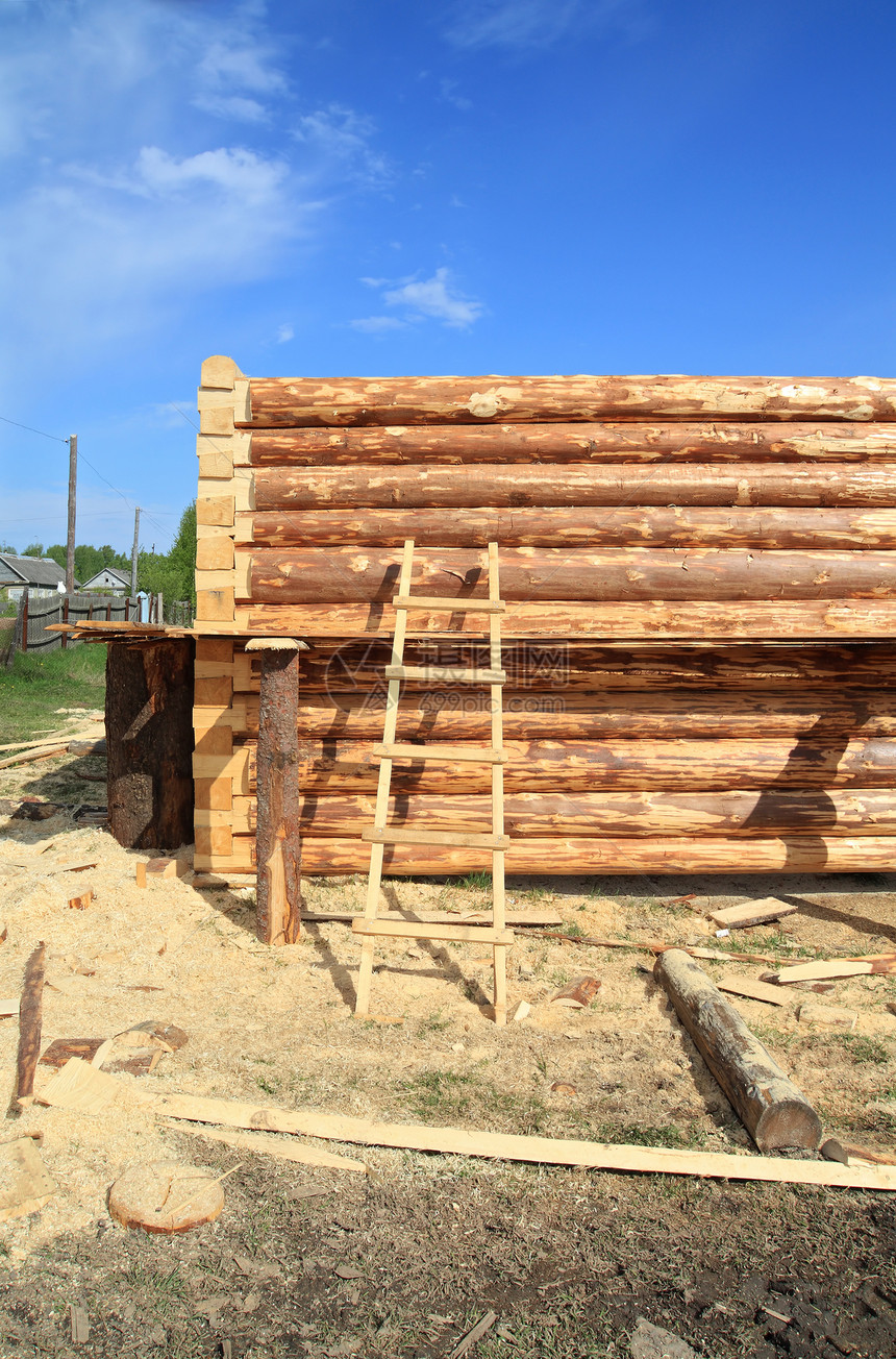 新建木制新建筑的建造木工木材角落日志蓝色天空工具木头建筑学阳光图片