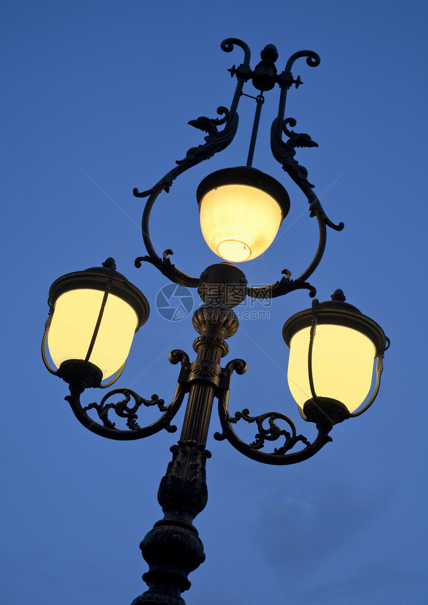 黄昏时的旧灯天空蓝色街道邮政历史性城市历史场景灯笼照明图片