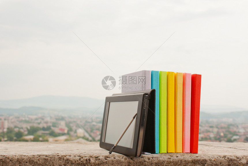 带电子图书阅读器的多彩书籍行文学读者技术小说学习教育教科书山脉展示阅读图片